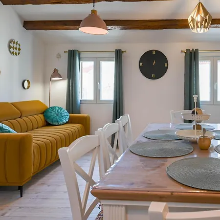 Roberta Apartment